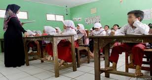 Guru siswa dan kehidupan portalmediacom via gambar kartun anak pergi sekolah top gambar via 1001topgambar.blogspot.com. Kurang Tenaga Pendidik Guru Ini Harus Mengajar 6 Kelas Jpnn Com
