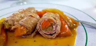 Gli involtini alla canavesana, infatti, sono una ricetta di polpette a base di fegato di vitello tritato, salsiccia, uvetta, ginepro, parmigiano tutti impastati insieme e poi chiusi nella rete di maiale e cotte in padella, in umido col pomodoro. Involtino Di Manzo In Umido Con Peperoni Di Pontecorvo Picture Of Sora Lella Rome Tripadvisor