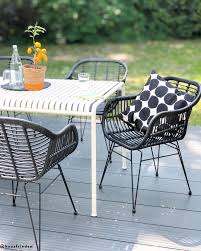 Urlaub Auf Balkonien Destination Outdoor Oase Zu Hause Ist Es Am Schonsten Wahrend Sich Andere In Die Schlange Gartenstuhle Bequeme Kissen Terrassen Tische
