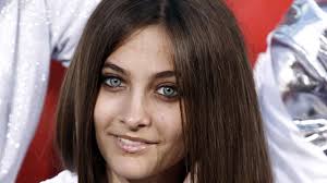 Es ist ein tragischer grund, der paris jackson (18) und ihre mutter debbie rowe (58) wieder näher gebracht hat. Paris Jackson Oma Und Mutter Haben Besuchsverbot Leute Bild De