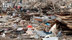 311大地震被喻為日本二戰後傷亡最慘重的自然災害，據日本警方統計，因 311 地震、海嘯襲擊的遇難人數為 15,881 人，失蹤人數為 2,668 人；兩年後依然有超過 31 萬人居住在臨時安置所，其中有高達10萬人的家位於福島核災區有家歸不得。 4ktqsqqowaxilm