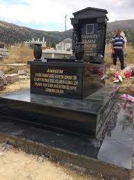 Insanlar ölünce en son kalbi durur, rahmetlinin dili durdu politikacinin mezartasi. Granit Mezar Tasi