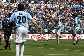 Perché il 5 maggio 2002 l'inter prima in classifica assaporava lo scudetto dopo tredici anni di digiuno, e davanti a sé le restava solo una lazio in crisi ma la verità è che, fino a quel giorno, l'inter aveva dimostrato una forza d'animo insolita e una capacità di far fronte a diverse difficoltà, difendendo la. Ud7wi6oc Xyd9m