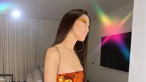 Vera wang was born in new york in 1949, to chinese parents who had fled the communist in 1970, at the age of 21, on graduating, vera became the youngest editor ever at vogue magazine. Age Defying Vera Wang Reveals Her Secrets To Looking 20 At 70 Years Old Perthnow