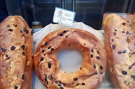 In origine era a forma di a lucca, quando il buccellato non è più fresco, si mangia a colazione con il burro e il caffellatte, dopo. Il Buccellato Il Dolce Dei Poveri Della Tradizione Lucchese