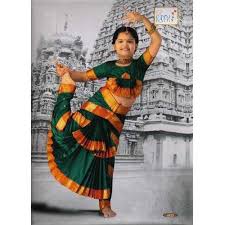 The traditional tamil woman chooses to drape her heavy kanchipuram saree around herself with a blouse. Traditional Kutties Pavadi à¤ªà¤Ÿ à¤Ÿ à¤ª à¤µà¤¦ à¤ˆ In Rasipuram Lakshmirams Id 2466751130