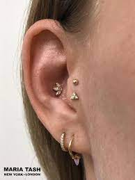 Muschelpiercing Conch Piercing Frisch Platziertes Muschelpiercing Durchbohrt Mit Einem Diamantgraviert Ear Jewelry Conch Piercing Jewelry Small Earrings Studs