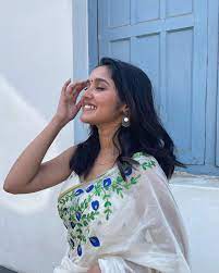 Anikha Biography, Family, Husband, Boyfriends, DOB, Size, Weight