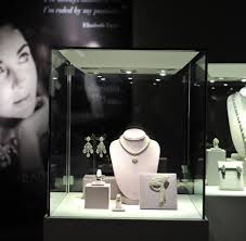 The sad news of elizabeth taylor's death last week marked the end of hollywood's golden era for beginning in the industry at the tender age of 9, taylor quickly rose to stardom on the mgm lot and. Hollywood Ikone Elizabeth Taylor Lasst Ein Letztes Mal Warten Welt