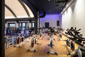 Group cycling is an unmatched way to make your fitness goals a reality. Luxe Fitness Fitnessretro