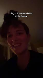 Mamma och jag kollar på Mello-finalen!