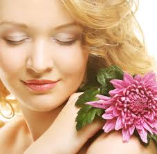 Femme à la fleur rose