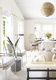 A Modern Twist On Palm Beach Style Thou Swell Beach Living Room Beach Style Decorating Beach House Interior Design