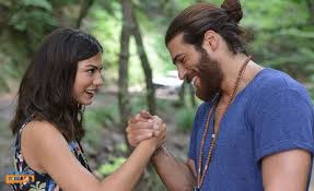 The same is true in the artistic medium, we were spectators of the fantastic formula composed by can yaman & demet özdemir, the protagonists of erkenci kuş. Can Yaman Demet Ozdemir Le Baristi Mi