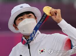 '3관왕 금메달리스트' 양궁 국가대표 선수 안산이 금메달을 자랑했다.30일 안산은 인스타그램에 아무런 멘트없이 금메달, 은메달을 획득한 선수들과 함께 촬영한 사진을 거재했다.사진 속 안산은 마스크를 쓰고 있어 입모양이 보이지 않아 자세히 알 순 없지만 눈을 보아 감격에 찬 표정이다.가수. Dhtwdbv47m4a2m