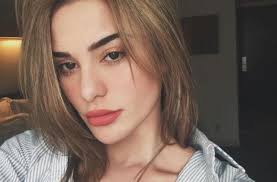 Nora alexandra memberi dukungan semangat kepada suaminya, jerinx sid, yang ditahan polda terbaru, nora alexandra menuliskan kebiasaan pagi di mana ia selalu menyiapkan sarapan untuk. Nora Alexandra Merasa Dilecehkan Cari Akun Pria Ini Matamata Com