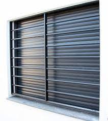 Las rejas para ventanas son un accesorio que, no nos engañemos, no se suele colocar por gusto. Proteccion Ventana Moderna Buscar Con Google Ventanas Modernas Protecciones Para Ventanas Rejas Ventanas