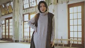 Dan iya juga sudah banyak mengeluarkan lagu religinya di antaranya roqqot aina ya rosulalloh / rohman ya rohman dan ya habibal qolbi dan lagu ini dirilis pada tanggal 25 desember 2017 melalui. Inilah Terjemahan Lirik Lagu Nissa Sabyan Ya Habibal Qolbi Kepogaul