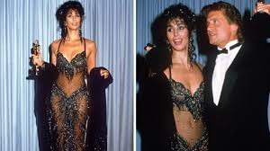 As a singer cher is the only performer to have earned top 10 hit singles in four consecutive decades; Cher Sorgte 1988 Bei Den Oscars Mit Ihrem Kleid Fur Aufregung Stern De