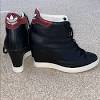 La collezione di sneakers da donna è pensata per offrire il massimo comfort in un design contemporaneo. 1