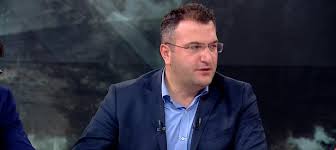 İstanbul üniversitesi amerikan kültürü ve edebiyatı'nı bitirdikten sonra uzun yıllar yazarlık ve çevirmenlik yaptı. Cem Kucuk Ten Bomba Aciklamalar Takvim