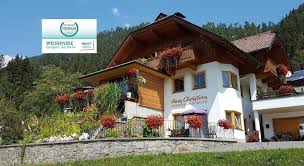 30 zimmer, darunter 3 appartements, zwei familienzimmer (zwei zimmer), drei stockwerke. Haus Christina Weissensee Agoda Com