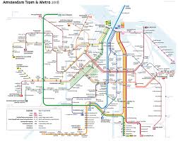 Postbode/medewerker posterijen leegt bij het station in amsterdam een brievenbus die aan de achterkant van een tram (lijn 2) is bevestigd. á… Openbaar Vervoer Tickets Advies Van Lokale Experts Feb 2021