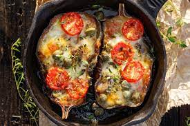 Disponete le fettine di melanzane su una teglia rivestita di carta forno. Melanzane Ripiene Di Verdure E Mozzarella Come Farle Donnad