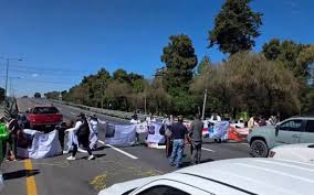 Madres buscadoras bloquean la carretera México-Toluca; exigen avances en investigaciones