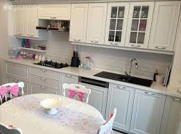 Berrak Hanimin Klasik Stilde Goz Alici Evi Ev Gezmesi Country Mutfak Evler Mutfak Dolabi