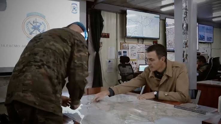 Sánchez pasa de querer eliminar el Ejército a presumir en Líbano de  comandante en jefe