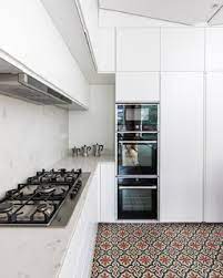 Out west, big game hounds, which frequently are not registered with any kennel club, may have the initials of the owner, or a ranch's brand, but they usually put it on the tuck up rather than the ear, because an ear can be cut off. 75 Beautiful Kitchen With White Splashback Ideas Designs July 2021 Houzz Uk