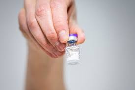 The vaccine is approved for people who are 18 years of age and older. Van Bijwerkingen Tot Inhoud Dit Zijn De Bijsluiters Van De Vaccins Van Janssen Pfizer Moderna En Astrazeneca De Morgen
