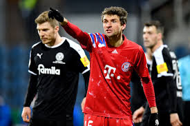 Offizielles landesportal der bayerischen staatsregierung: Bayern Munich S Thomas Muller Frustrated After Dfb Pokal Loss To Holstein Kiel And Postgame Run In With Reporter Bavarian Football Works