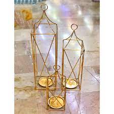 Bu tür tasarımlar aplikler gibi duvara bazı jel formlu mumluk aksesuar modelleri de fener şeklinde olabilir. Gold Uclu Metal Fener