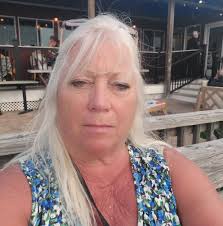 What hotels in Gatlinburg have free breakfast and a pool within walking  distance of the strip?