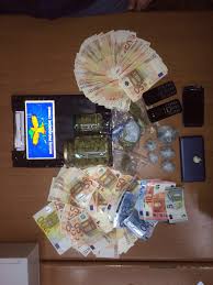 The passion and the philosophy that distinguish us. Arrestati Due Giovani Spacciatori Avevano 1 Etto Di Marijuana E 10mila Euro In Contanti Tv Prato