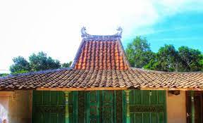 Pulau madura besarnya kurang lebih 5.168 rumah adat madura ini dikenal dengan sebutan tanean lanjhang. Rumah Adat Suku Madura Pakaian Adat Budaya Madura Lengkap
