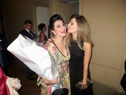 Angela gheorghiu lansează un nou album de colinde, intitulat guardian angel, iar unele melodii le cântă împreuna cu fiica sa ioana dan sau alături de loredana. Angela Gheorghiu Facebook