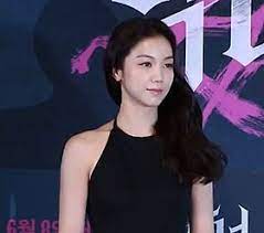 Kim made her debut in an online beauty contest in 2004, and began her acting career with a role in the 2005 film voice. ê¹€ì˜¥ë¹ˆ ìœ„í‚¤ë°±ê³¼ ìš°ë¦¬ ëª¨ë'ì˜ ë°±ê³¼ì‚¬ì „
