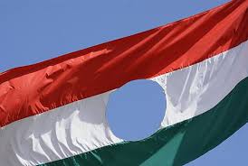 Die nationalflagge ungarns besteht aus den horizontal abgebildeten farben in rot, weiß und grün. Die Flagge Von Ungarn Geschichte Und Geschichten Um Piros Feher Zold