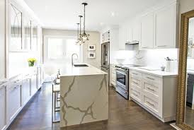 Cuando esta familia de cuatro se dio cuenta de que su cocina era muy estrecha y oscura, contrataron a decorist, una empresa de diseño de interiores online, para modernizar el espacio. 1001 Ideas De Decoracion De Cocinas Modernas Blancas