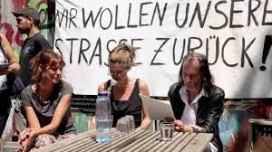 Nach einem scheinbar endlos dauernden instanzenstreit zwischen politik, eigentümern, bewohnern und gerichten hatte es am mittwoch endlich grünes licht. Anwohner Des Hausprojekts Rigaer 94 Fordern Gesprache Youtube