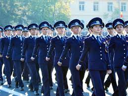 6.200 de candidati incep din 10 ianuarie examenele la scoala de politie din campina, iar localnicii din orasul prahovean speculeaza momentul si asadar, timp de zece zile cat dureaza probele pentru admiterea la scoala de agenti de politie, populatia municipiului campina aproape ca se va dubla. Au Inceput Inscrierile Pentru Scolile De PoliÅ£ie Vezi Care Sunt CondiÅ£iile Ziarul De Vaslui