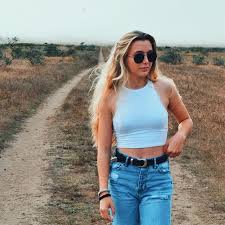 Emma Chamberlain Black And Blond Hair 3 815 Likes 103 Comments Emma Chamberlain Emmachamberlain On Instagram Are We Awake Emma Chamberlain Trendy Spring Outfits Fashion