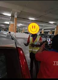 Hanya kerana bekerja sebagai pemandu lori biasa, siapa sangka jodohnya bersama si cinta hati tamat begitu sahaja. Si Ibu Terpaksa Tinggalkan Bayi Dalam Kereta Sebab Takut Tesco Tak Bagi Masuk Saksi Viral Purba