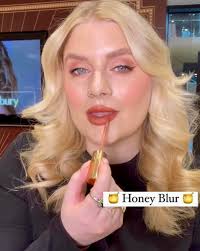 今個盛夏，CHARLOTTE TILBURY 與資深形象及色彩學講師TIFF CHAN @theothestyle  再度攜手合作，為您帶來一場充滿夏日氛圍的色彩美學旅程，透過專業色彩鑑定分析技巧，由淺入深全面拆解專屬您的基因色彩，並揉合多年與時裝及美妝品牌合作的經驗，挑選出最適合您的時尚造型及  ...