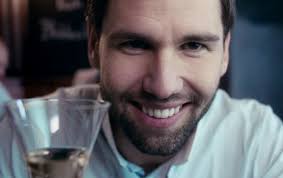 Dschungelstar Honey zeigt Dauerlächeln in Würzburger Webserie