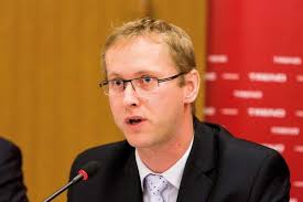 Peniaze si pýtajú najmä úradníci