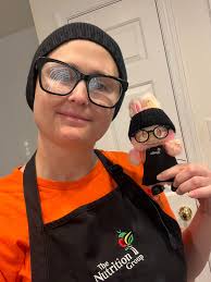 Lunch lady's mini coworkers bring joy to kids